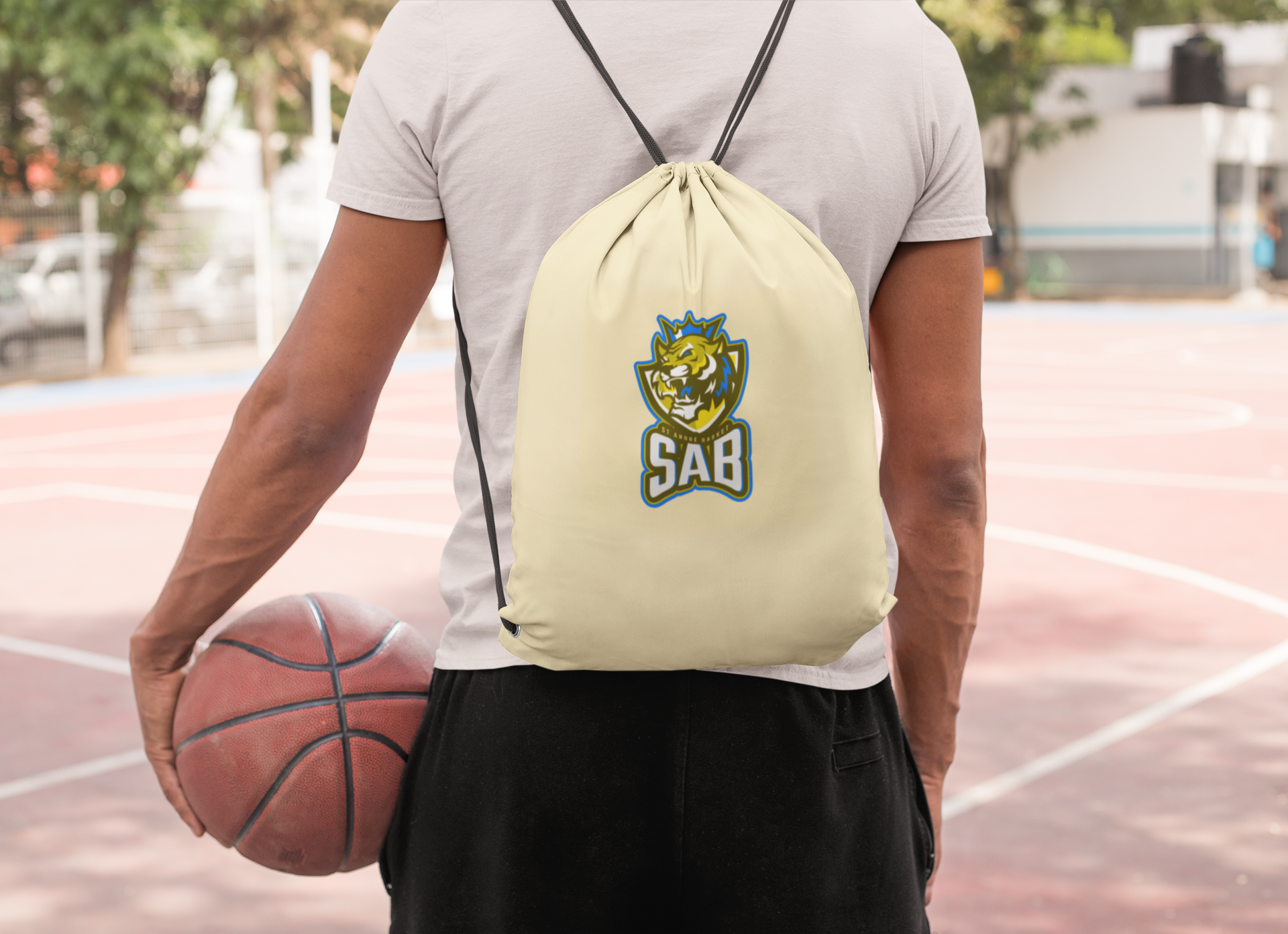 mockup-of-a-man-with-a-drawstring-bag-in-a-basketball-court-27592